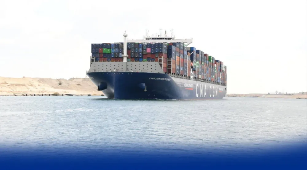 إحدى السفن خلال مرورها في قناة السويس فبراير الماضي (هيئة القناة)