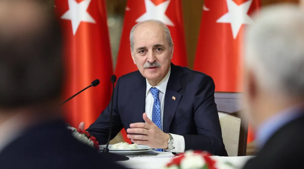 رئيس البرلمان التركي نعمان كورتولموش في لقاء مع ممثلي وسائل إعلام تركية (حساب البرلمان على إكس)