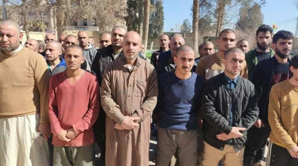 صورة للمفرج عنهم من سجن «علايا» الذي تسيطر عليه «قسد» في القامشلي خلال فبراير الماضي (الفرات)