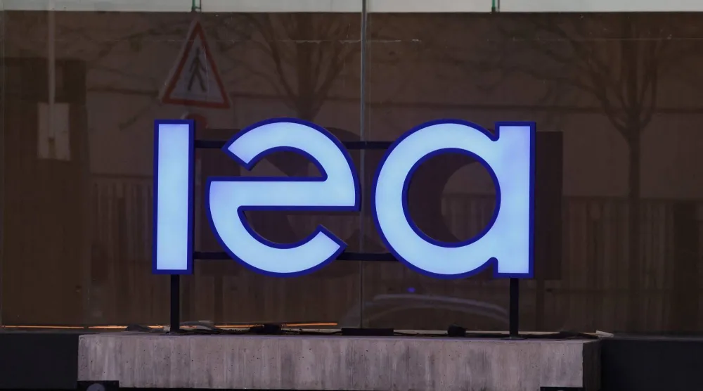 شعار وكالة الطاقة على مدخل مقرها في باريس (أ.ف.ب)