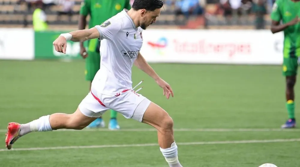 أحمد خالدي لحظة تسجيله هدف اتحاد العاصمة من ركلة جزاء (نادي اتحاد العاصمة)