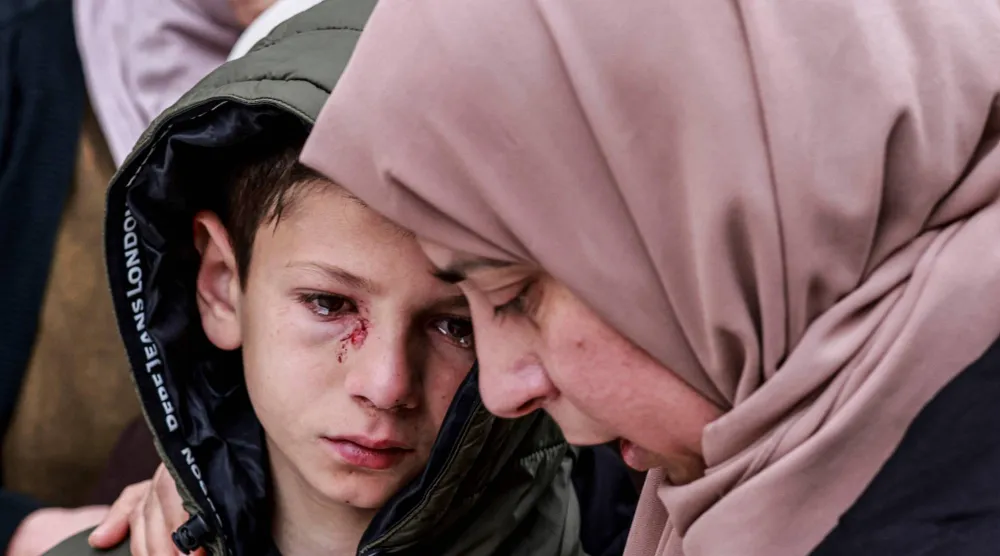 الطفل الفلسطيني مصطفى الذي أصابه جنود إسرائيليون وقتلوا والديه وشقيقيه بعدما هاجموا بالرصاص السيارة التي كانت تقلهم يوم الأحد (أ.ف.ب)