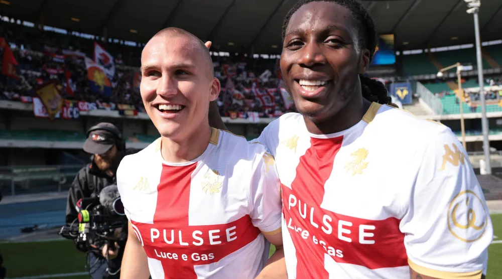 ثنائي فيرونا فيتينيا وليو أوستيغارد يحتفلان بالفوز على هيلاس فيرونا (إ.ب.أ)