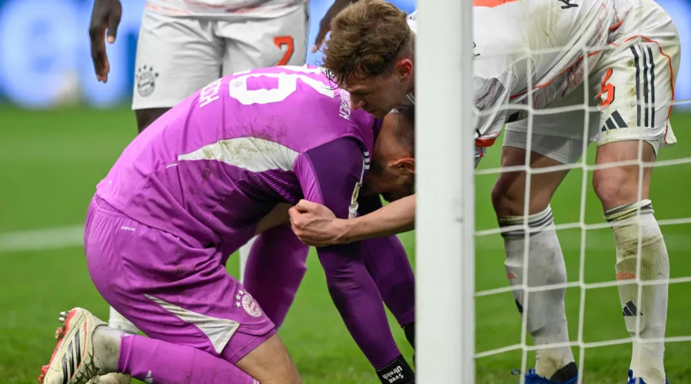 زفن أولريتش حارس بايرن أصيب في مواجهة ليفركوزن (أ.ف.ب)