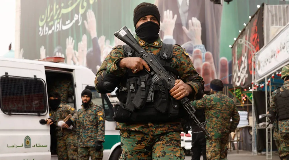 عناصر ملثمة من الشرطة الإيرانية في أحد شوارع طهران (رويترز)