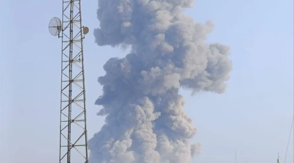 قصف يطال موقع بمدينة بوشهر جنوب إيران (تلغرام)