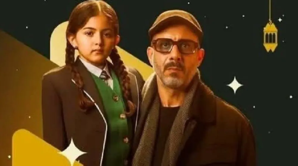 محمد فراج والطفلة لوليا هشام التي تمثل دور ابنته في مسلسل «أب ولكن» (الشركة المنتجة)