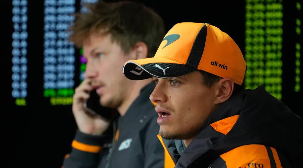 البريطاني لاندو نوريس بطل العالم يتابع سباق الصين بعد استبعاده (أ.ب)