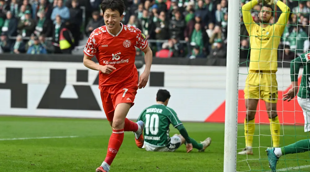 لي جاي سونغ يحتفل بهدف ماينز في بريمن (د.ب.أ) 