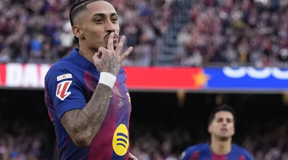 رافينيا يحتفل بثلاثيته في مرمى إشبيلية (إ.ب.أ)