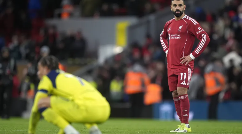 محمد صلاح ينظر بحسرة بعد نهاية مواجهة ليفربول وتوتنهام بالتعادل (د.ب.أ)