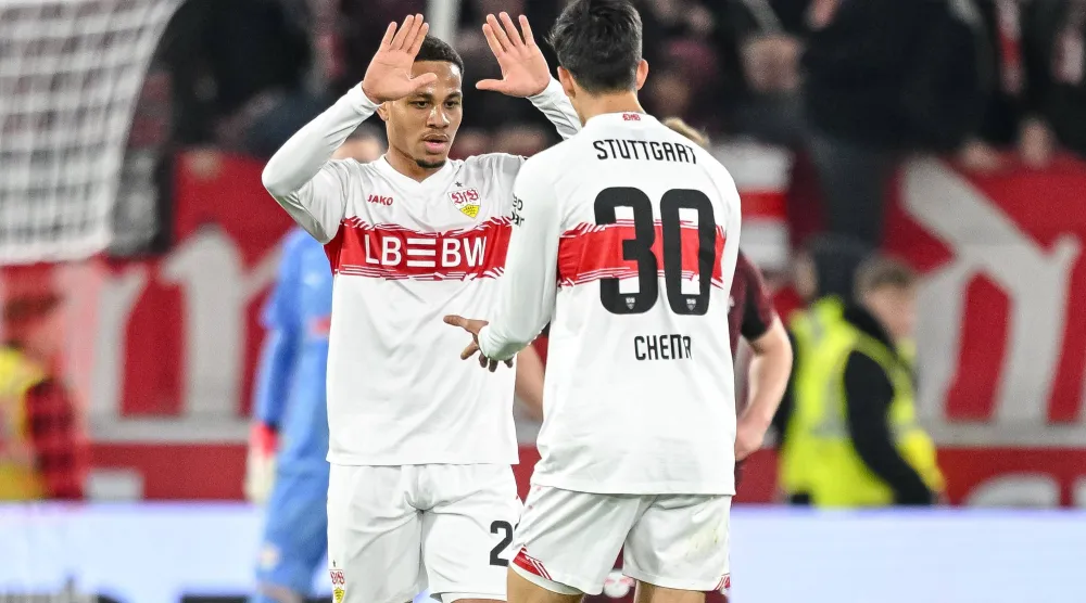 لاعبا شتوتغارت يحتفلان بالفوز على لايبزيغ (أ.ب)