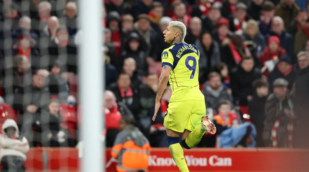 البرازيلي ريتشارليسون يحتفل بهدفه في ليفربول (إ.ب.أ)