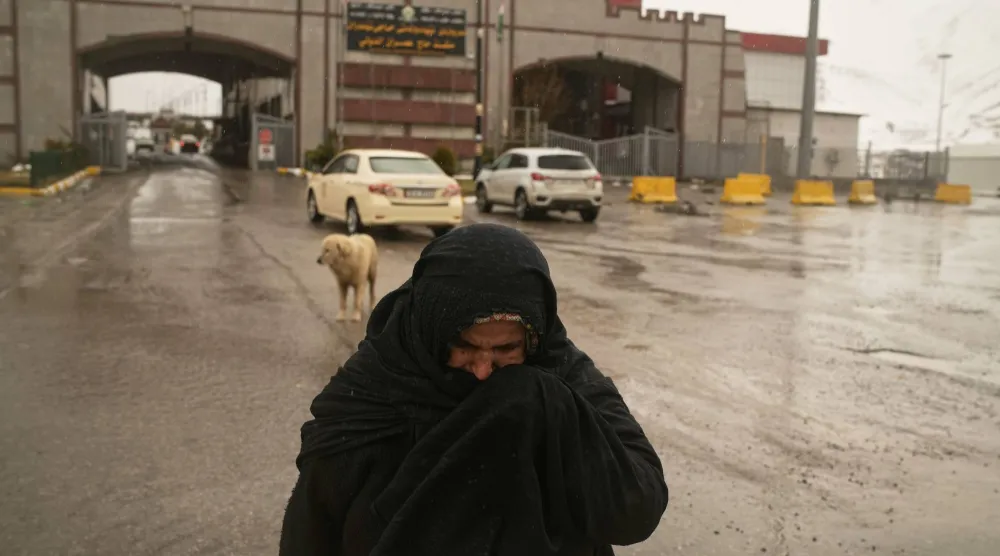 سيدة إيرانية كردية تعبر من معبر حاجي عمران إلى إقليم كردستان العراق (أ.ب)