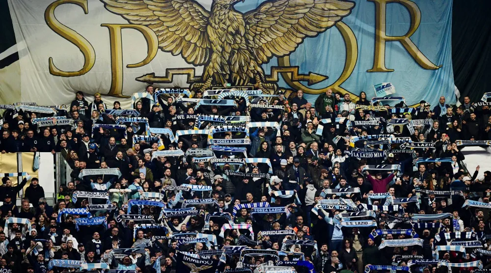 جماهير لاتسيو تحتفل بالفوز على ميلان (رويترز)