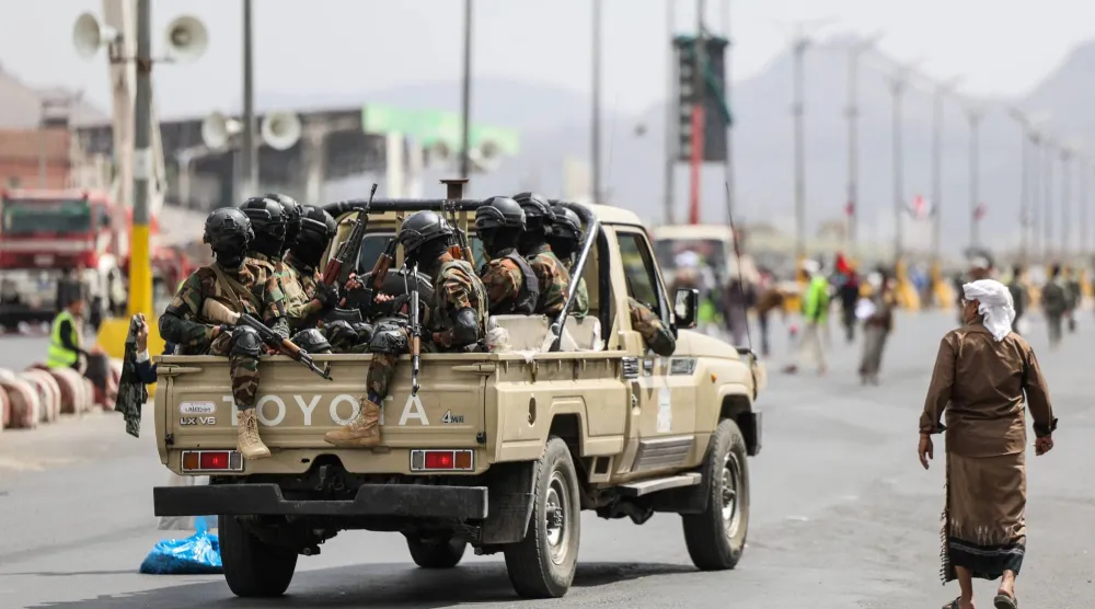 الحوثيون متهمون بارتكاب آلاف الخروق للتهدئة القائمة مع القوات الحكومية (رويترز)