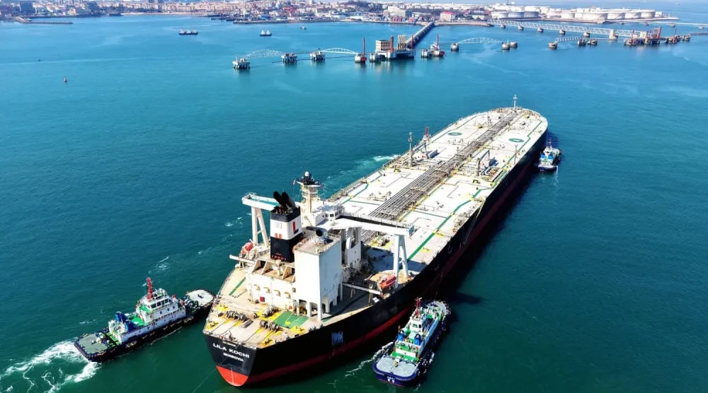 7 Mart'ta Qingdao limanına yanaşan bir petrol tankeri (AFP)