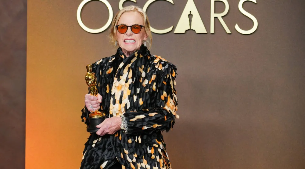 إيمي ماديغان محتفية بجائزتها (أ.ب)