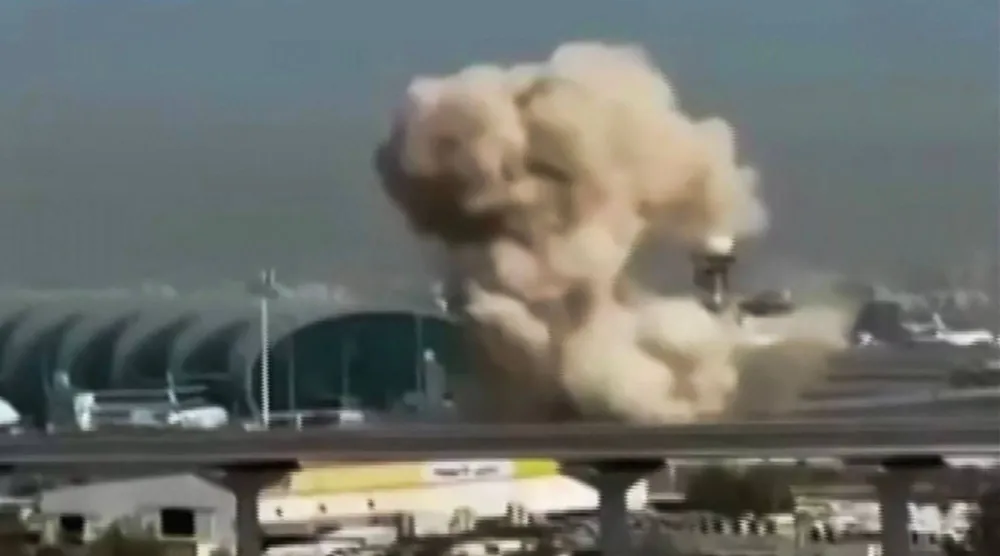 أرشيفية لدخان يتصاعد بعد هجمات بطائرات مسيّرة إيرانية على مطار دبي الدولي (أ.ف.ب)