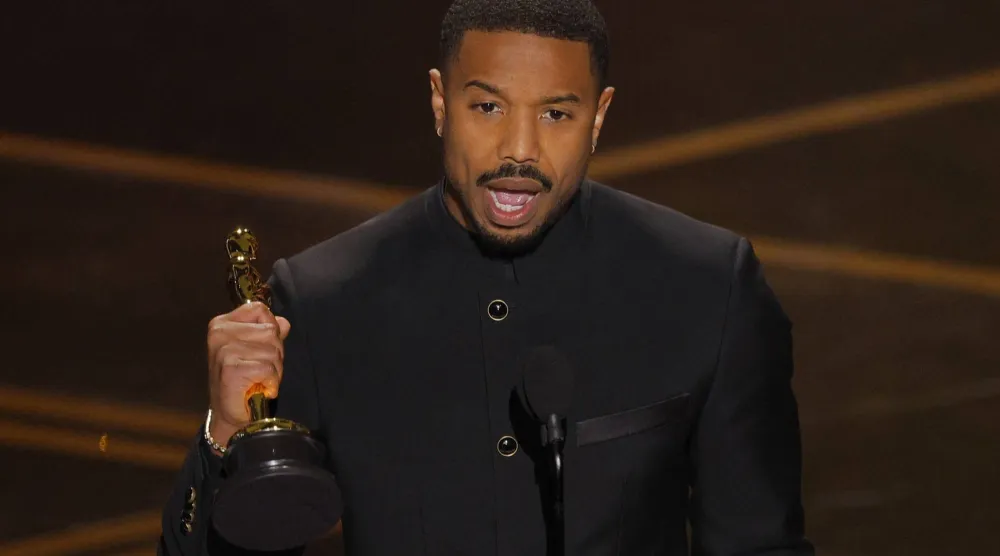 مايكل بي. جوردان يتسلم جائزة الأوسكار لأفضل ممثل (رويترز)