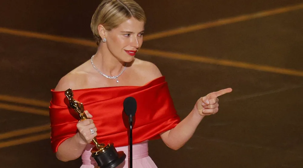 جيسي باكلي تحمل جائزتها (رويترز)