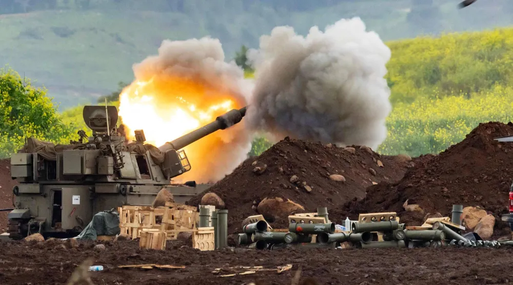 مدفع هاوتزر ذاتي الحركة إسرائيلي يطلق قذائف باتجاه جنوب لبنان من موقع في الجليل الأعلى شمال إسرائيل قرب الحدود (أ.ف.ب)