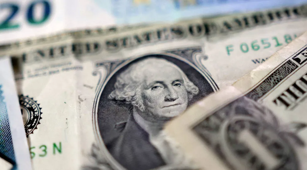 أوراق نقدية من فئة الدولار الأميركي (رويترز)