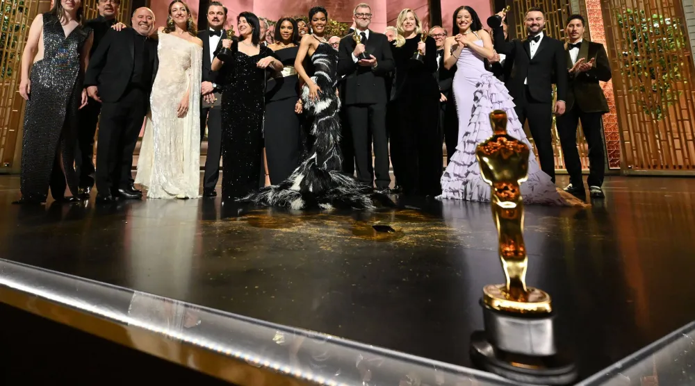 فريق عمل فيلم «وان باتل أفتر أناذر» يحتفلون بفوزه بـ6 جوائز (أ.ف.ب)