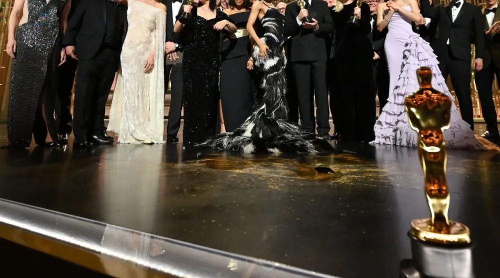 فريق عمل فيلم «وان باتل أفتر أناذر» يحتفلون بفوزه بـ6 جوائز (أ.ف.ب)