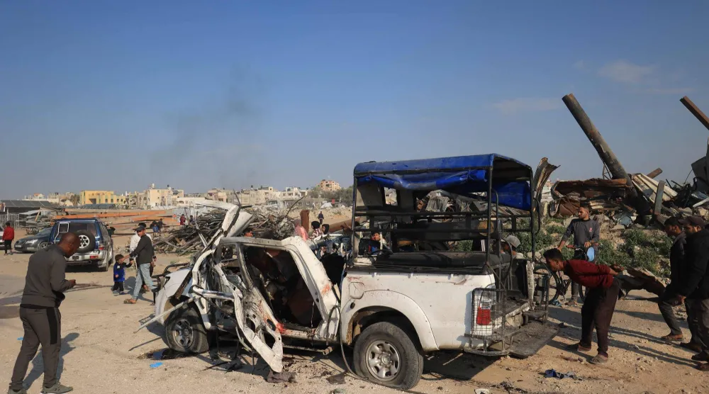 سيارة الشرطة التي استُهدفت قرب مدخل بلدة الزوايدة (أ.ف.ب)