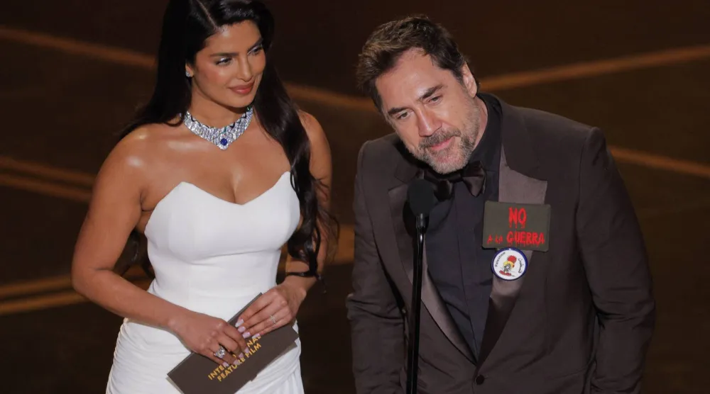 خافيير بارديم وبريانكا شوبرا جوناس على خشبة المسرح خلال حفل توزيع جوائز الأوسكار في دورته الثامنة والتسعين بهوليوود (رويترز)