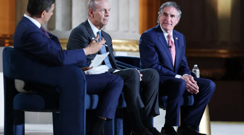 من اليسار: الرئيس والمدير التنفيذي للعمليات بشركة «غيب» راج راو والرئيس التنفيذي لـ«شيفرون» مايك ويرث ووزير الداخلية دوغ بورغوم في حلقة نقاشية (أ.ف.ب)