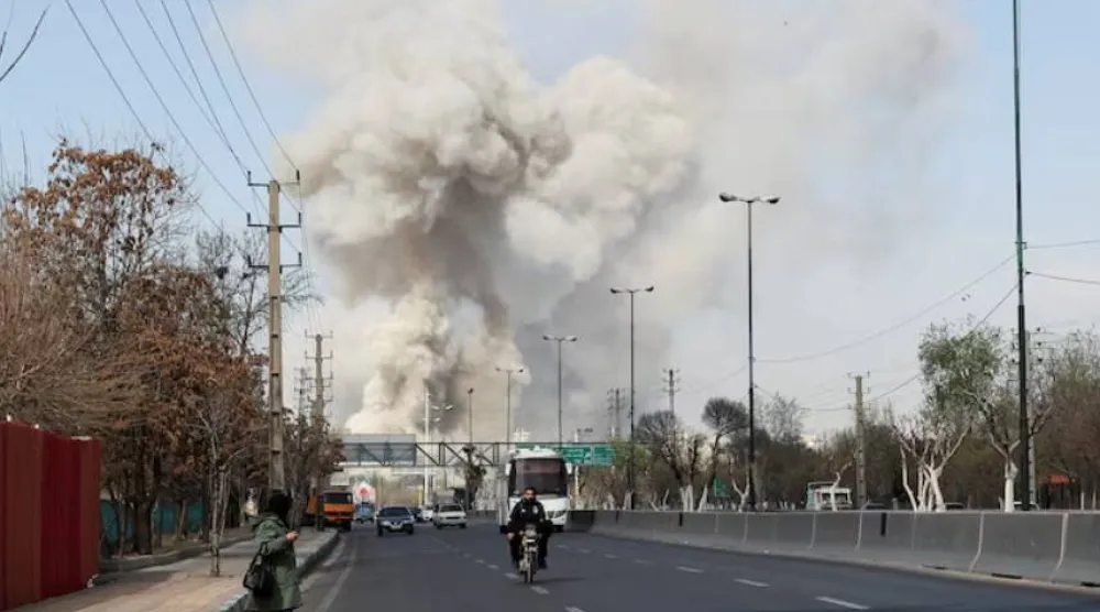 تصاعد الدخان جراء الغارات الإسرائيلية على طهران (أرشيفية - رويترز)