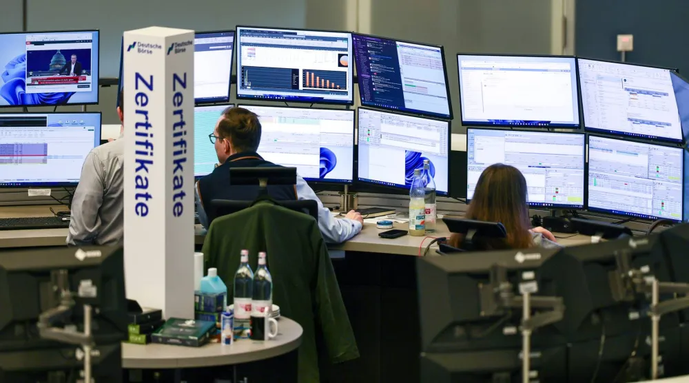 متداولون يراقبون شاشات الأسهم في قاعة التداول ببورصة فرنكفورت (إ.ب.أ)