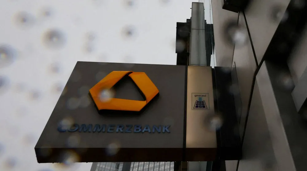 شعار بنك كومرتس بنك بفرنكفورت (رويترز)