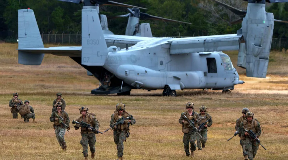 جنود من مشاة البحرية الأميركية يترجلون من طائرة «أوسبري» خلال تدريب في أوكيناوا باليابان 31 يناير 2025 (نيويورك تايمز)