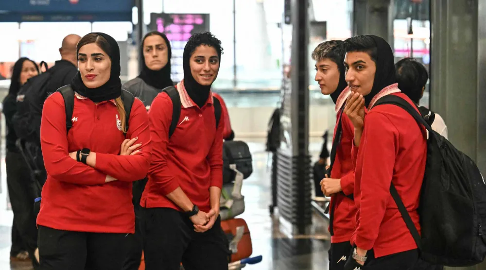 3 لاعبات من المنتخب الإيراني لكرة القدم للسيدات غادرن ملجأهن في أستراليا وقررن العودة إلى الوطن (إ.ب.أ)