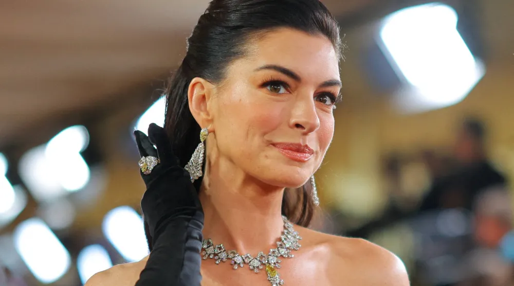 آن هاثاواي وعقد من «بولغاري» (رويترز)