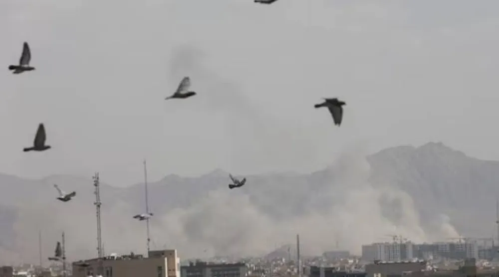 تصاعد الدخان بعد انفجار عقب شن إسرائيل والولايات المتحدة غارات على إيران (رويترز)