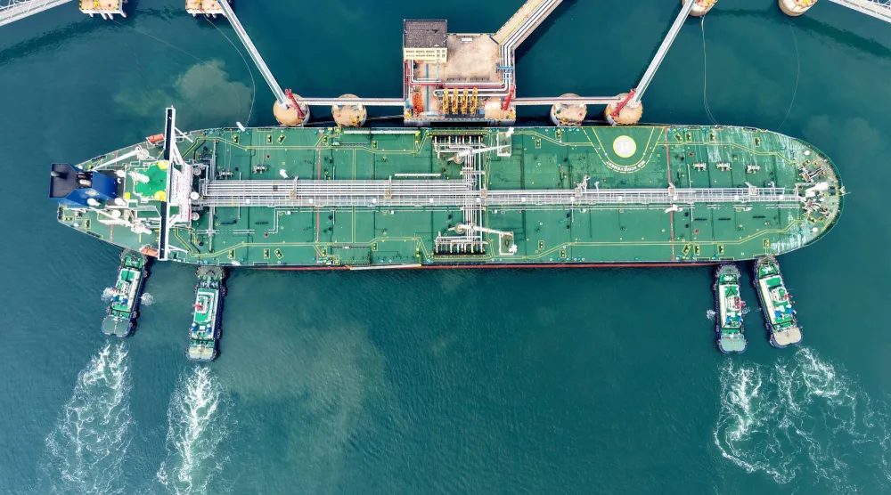 ناقلة نفط كبيرة تُبحر باتجاه رصيف في ميناء تشينغداو بالصين (أ.ف.ب)