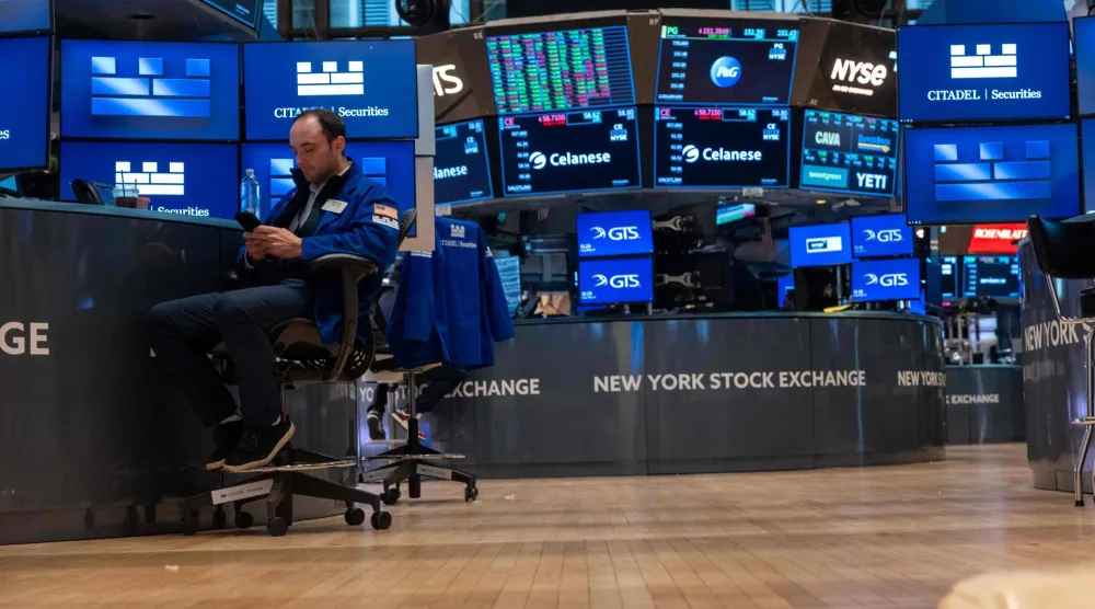 متداولون يعملون في قاعة بورصة نيويورك (أ.ف.ب)