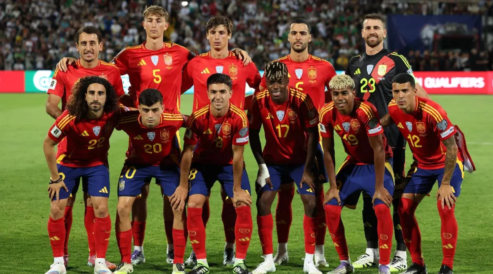 يخوض المنتخب الإسباني لكرة القدم سباقاً مع الزمن من أجل تنظيم مباراتين وديتين خلال فترة التوقف الدولي (رويترز)