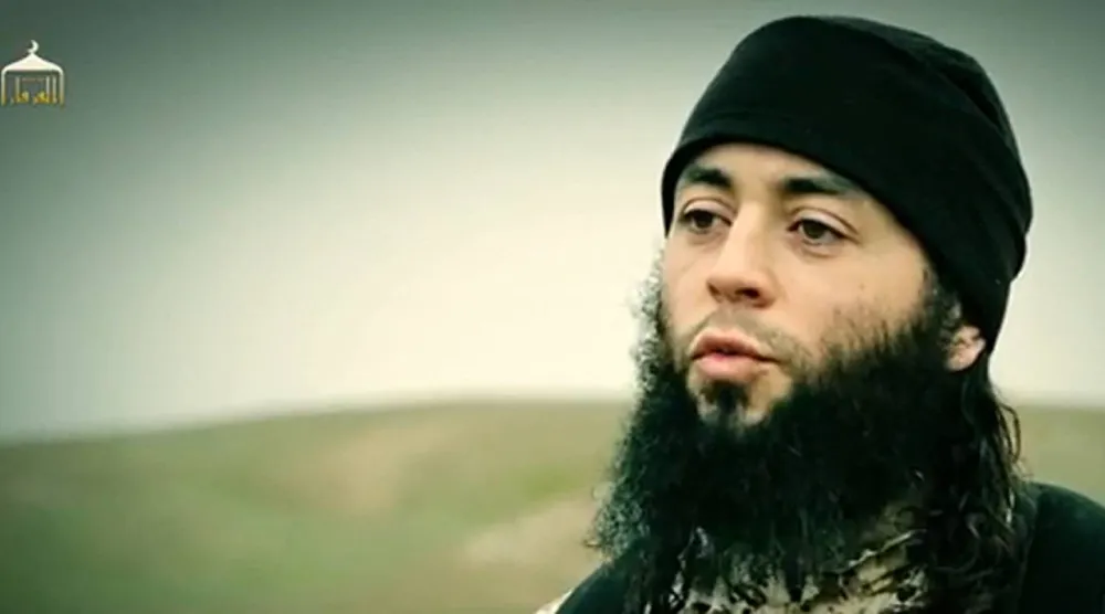 لقطة من فيديو التُقط في 10 مارس 2015 ونشره «داعش» تظهر المتطرف الفرنسي صبري الصيد وهو يخاطب الكاميرا باللغة الفرنسية في موقع غير مُعلن (أ.ف.ب)