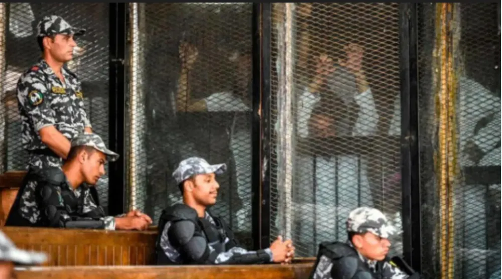 جانب من محاكمة سابقة لعناصر من «الإخوان» في مصر (أ.ف.ب)