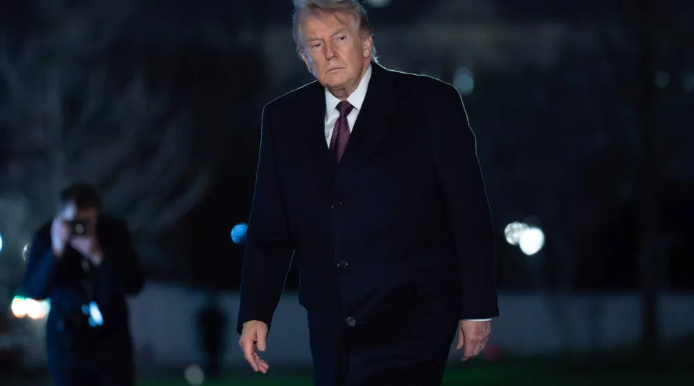 الرئيس الأميركي دونالد ترمب لدى وصوله إلى البيت الأبيض، 15 مارس 2026، في العاصمة واشنطن (أ.ب)
