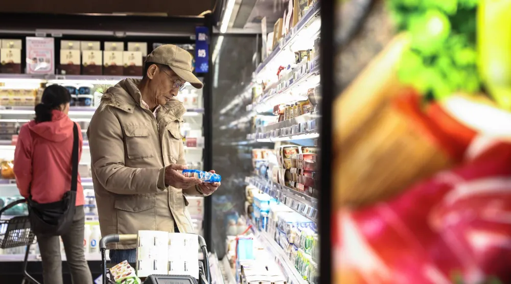 متسوقون في أحد المتاجر الغذائية الكبرى بالعاصمة الصينية بكين (إ.ب.أ)