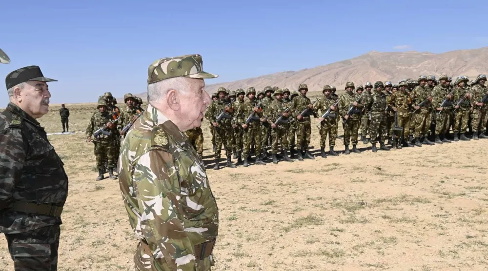 قائد الجيش مع الوحدة العسكرية التي نفذت الكمين ضد المتشددين (وزارة الدفاع)