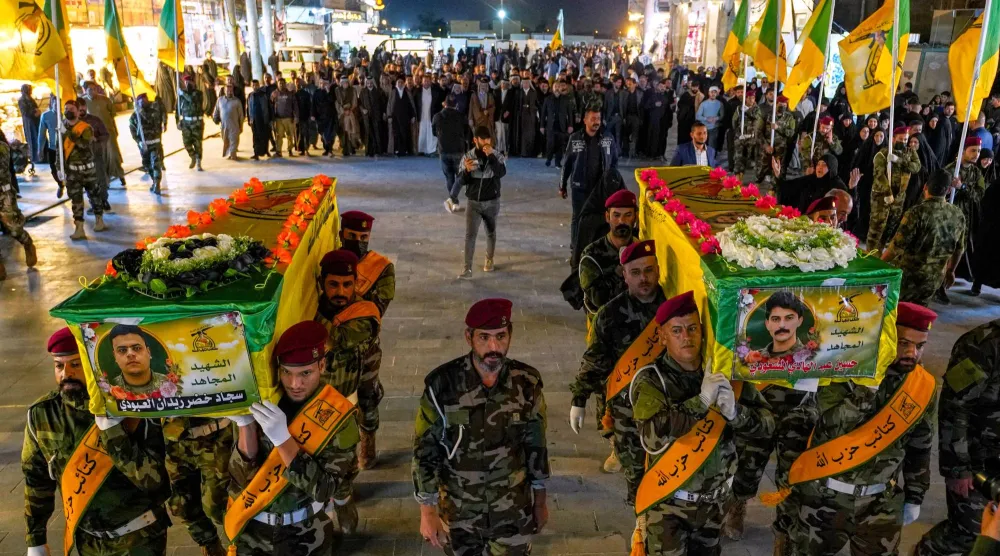 أفراد من قوات «الحشد الشعبي» يحضرون جنازة في النجف بالعراق... 14 مارس الحالي (أ.ب)