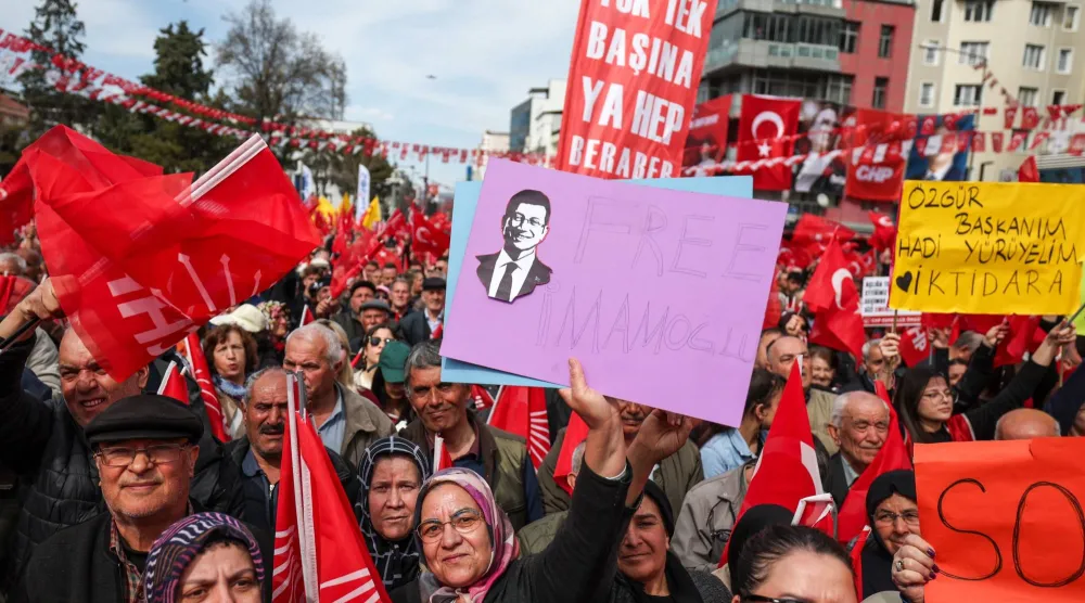 أنصار حزب «الشعب الجمهوري» يرفعون صورة لرئيس بلدية إسطنبول المحتجز أكرم إمام أوغلو خلال تجمع بمدينة أوشاك غرب تركيا السبت الماضي (حساب الحزب في إكس)