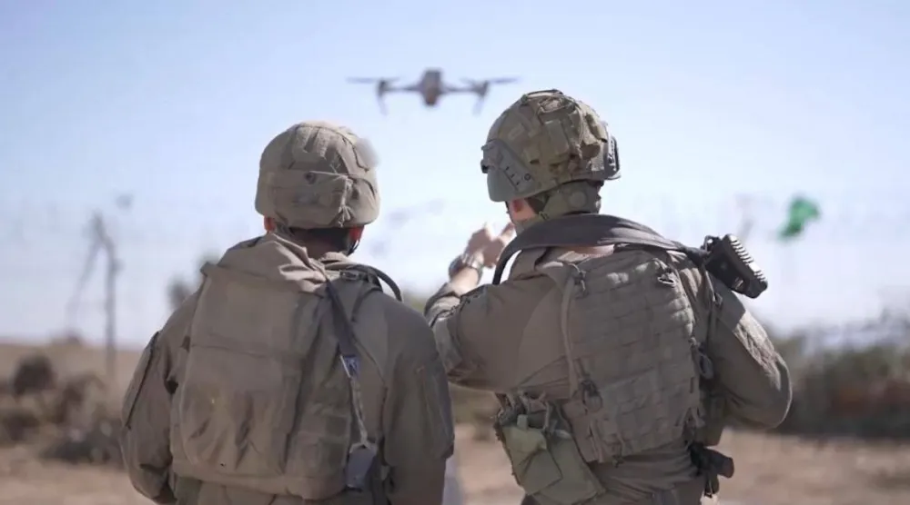 جنديان إسرائيليان يشغلان طائرة مسيرة (الجيش الإسرائيلي)